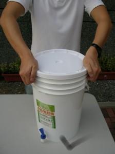 廚餘堆肥桶在每次放入廚餘跟廚餘堆肥菌粉之後都要蓋好